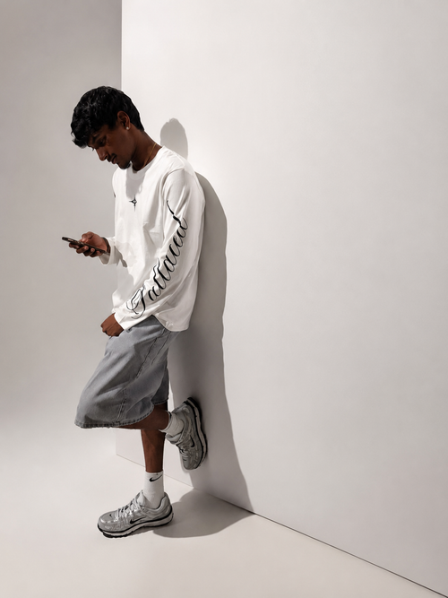 SCRIPT LONGSLEEVE - WHITE